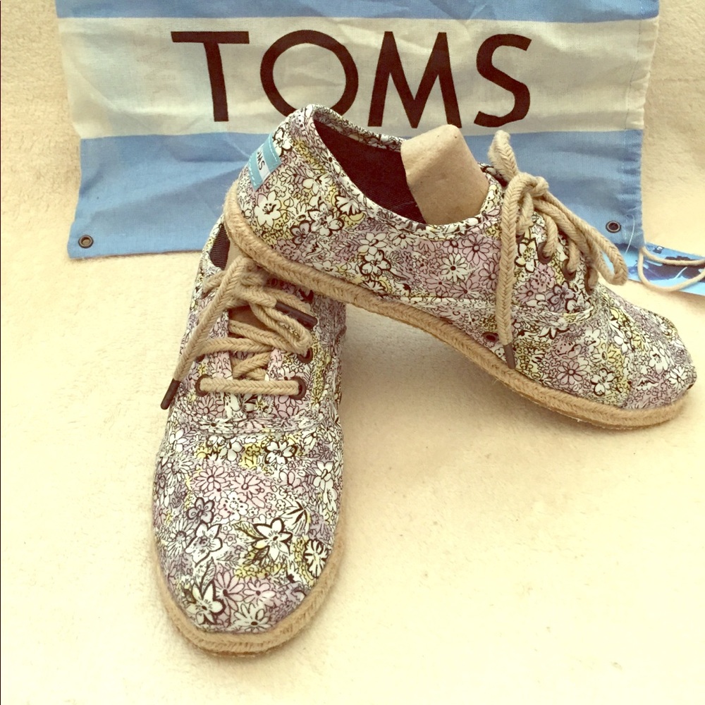 Toms Laced up flats